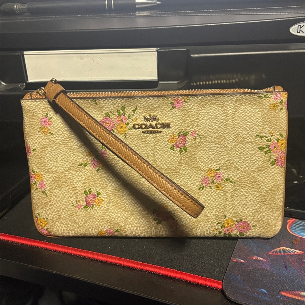 Preowned - Coach Signature Daisy Bundle Wristlet - Size: 8”x5”
